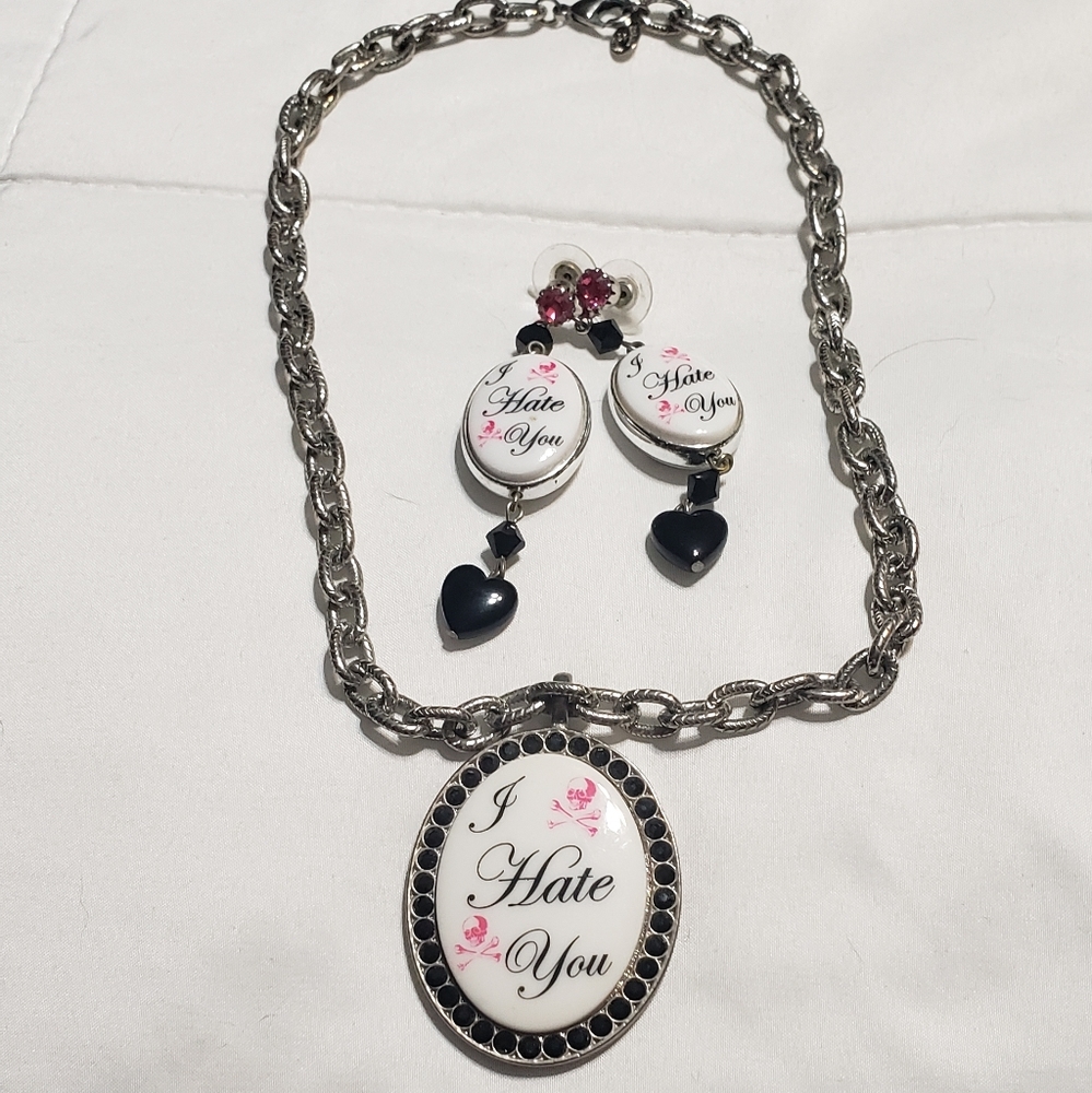 Tarina Tarantino set in "I Hate You"